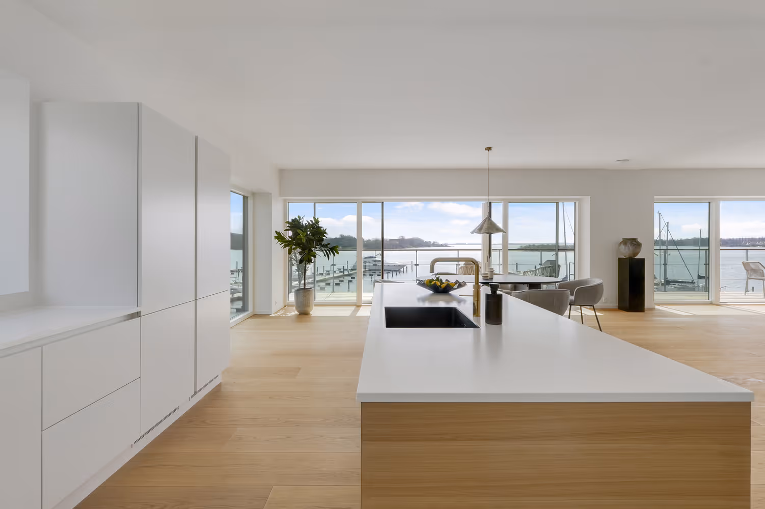 Stue med udsigt til havnen